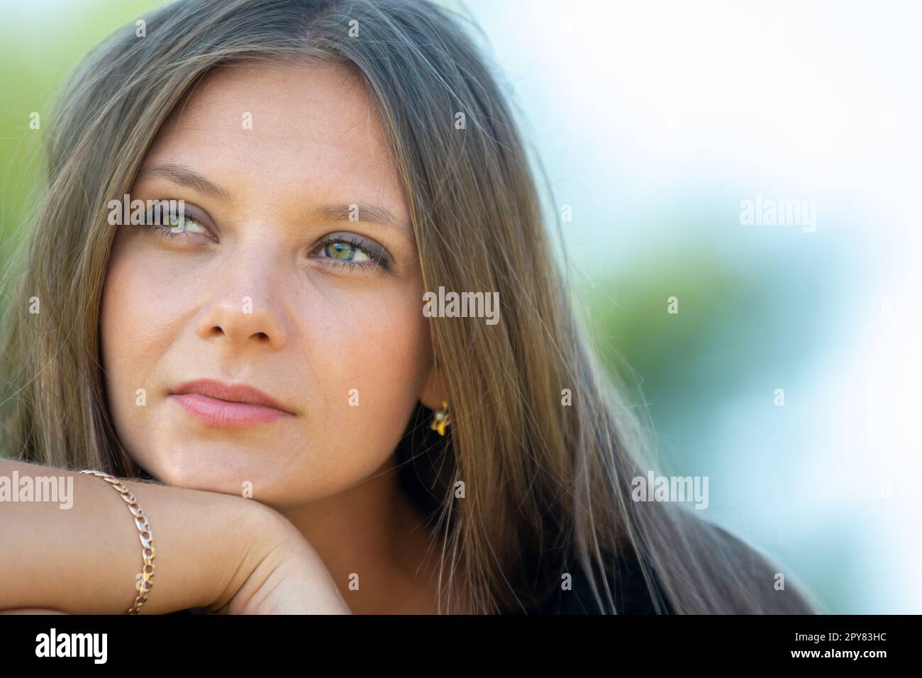 Nahaufnahme eines schönen 25-jährigen Mädchens slawischen Aussehens Stockfoto