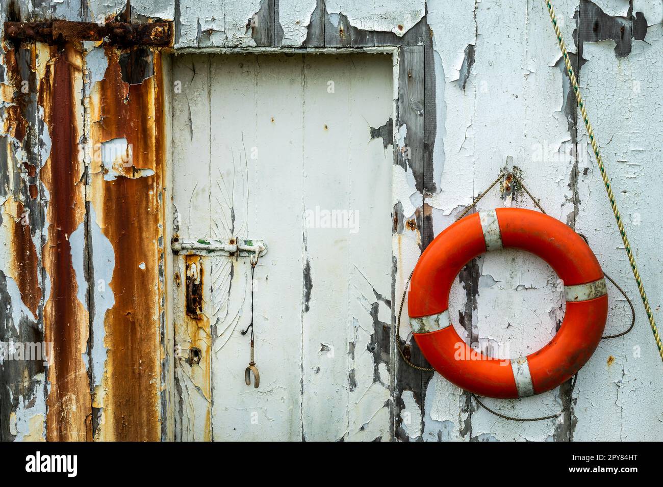 Der Rettungsgürtel hängt an der Wand eines alten Bootshauses Stockfoto