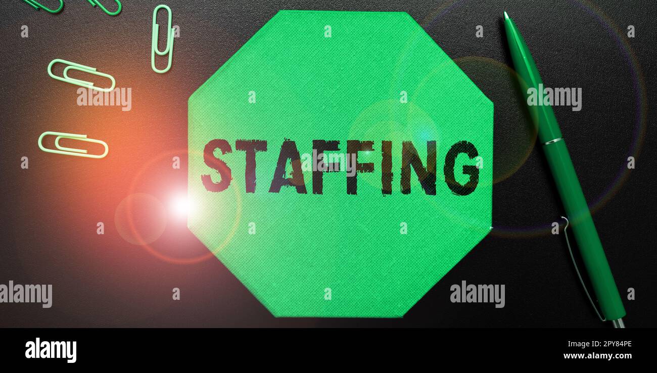 Handschriftliches Schild Staffing. Unternehmensübersicht der Prozentsatz der Mitarbeiter, die durch neue Mitarbeiter ersetzt wurden Stockfoto