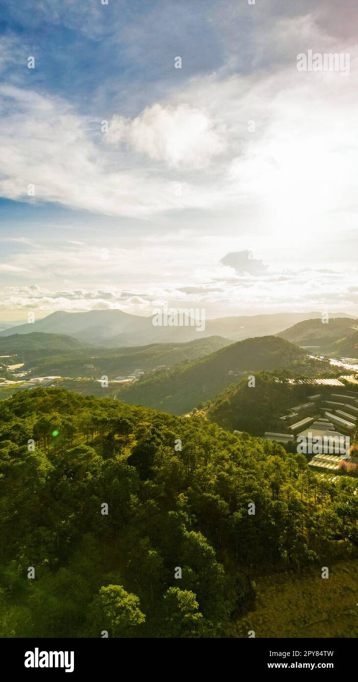 Faszinierende Skyline der Berge: HDR-Aufnahme von Da Lat City, Vietnam mit atemberaubendem Blue Sky und majestätischen Bergen am Horizont Stockfoto