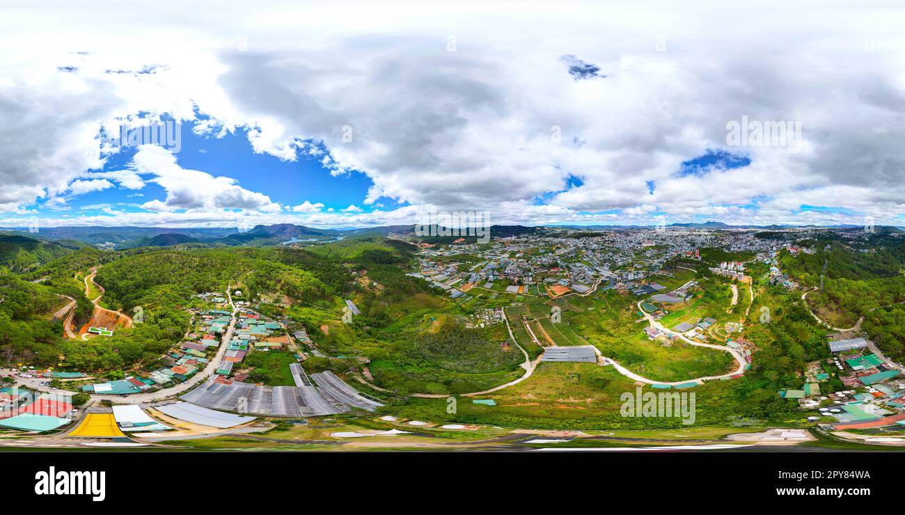 360 Panorama des malerischen Prenn Pass in Da Lat City, Vietnam: Ein atemberaubender Blick auf die Stadt, den blauen Himmel und die majestätischen Berge am Horizont Stockfoto