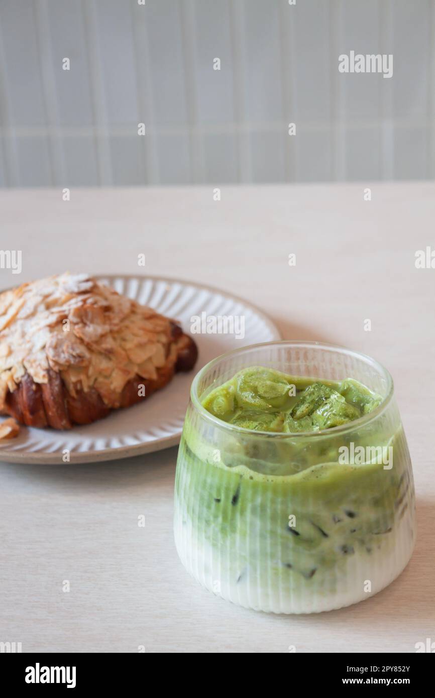 Grüner Eismatcha-Tee serviert mit Croissant Stockfoto