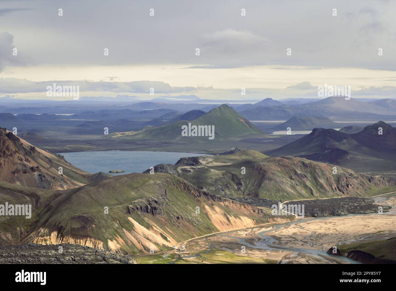 Foto von großen Hügeln und Seenlandschaft Stockfoto