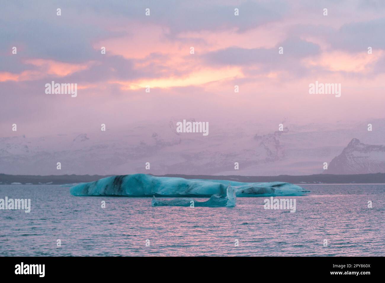 Eisberge vor verschneiten Bergen Landschaftsfoto Stockfoto