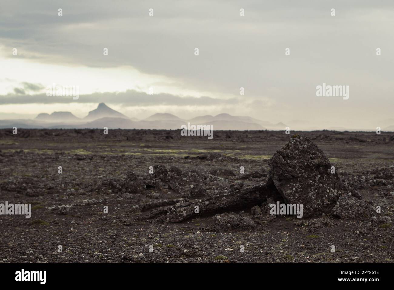 Wüstental mit dunklem Landschaftsfoto Stockfoto