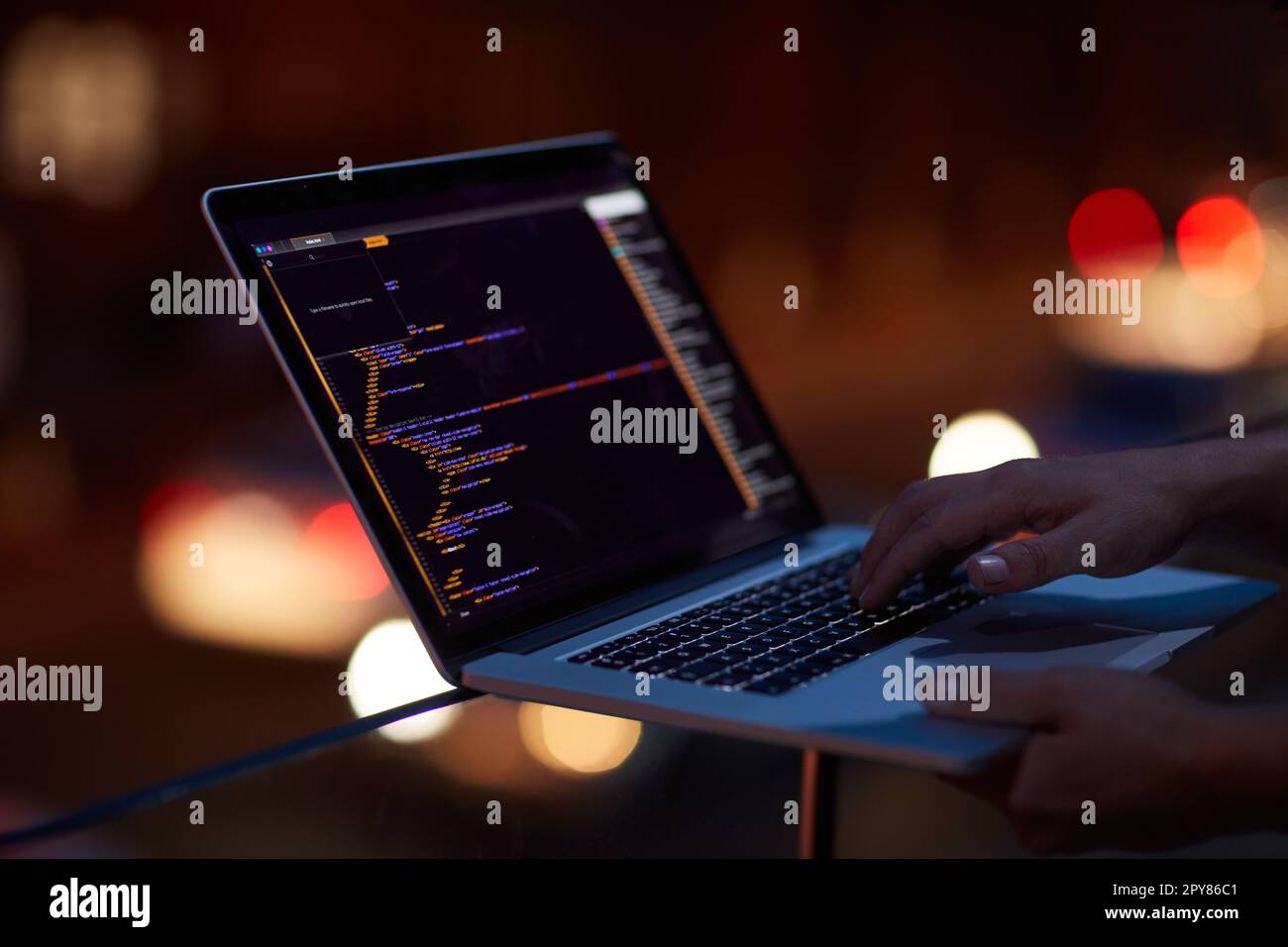 Werden Sie nicht zum nächsten Opfer von Cyberkriminalität. Ein nicht erkennbarer Hacker, der im Dunkeln einen Laptop benutzt. Stockfoto