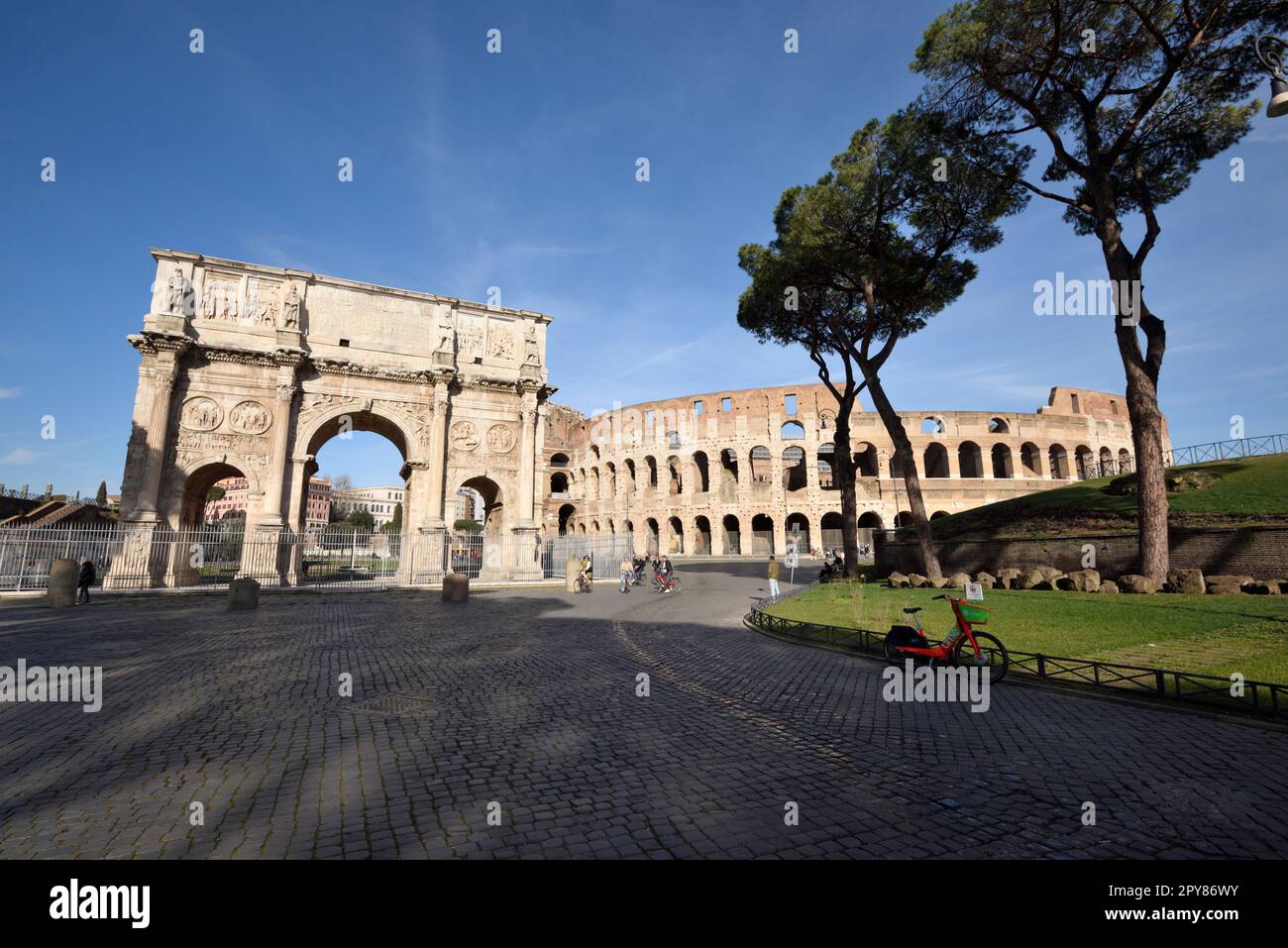 Italien, Rom, Konstantinbogen und Kolosseum Stockfoto