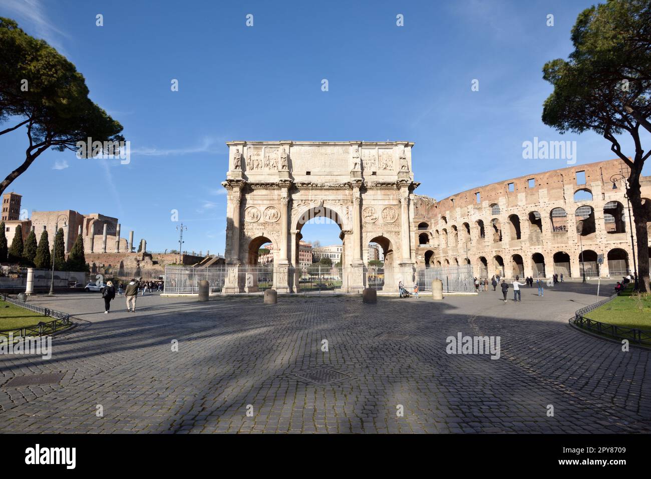 Italien, Rom, Konstantinbogen und Kolosseum Stockfoto