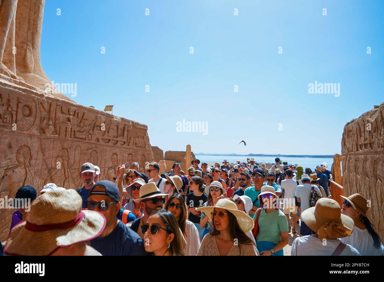 Abu Simbel, Ägypten. 18. April 2023. Lange Warteschlangen von Touristen, die den Tempel von Abul Simbel betreten. Der Tourismus erholt sich in Ägypten, nachdem das Land während der COVID-19-Pandemie einen großen Rückschlag erlitten hatte. Kredit: SOPA Images Limited/Alamy Live News Stockfoto