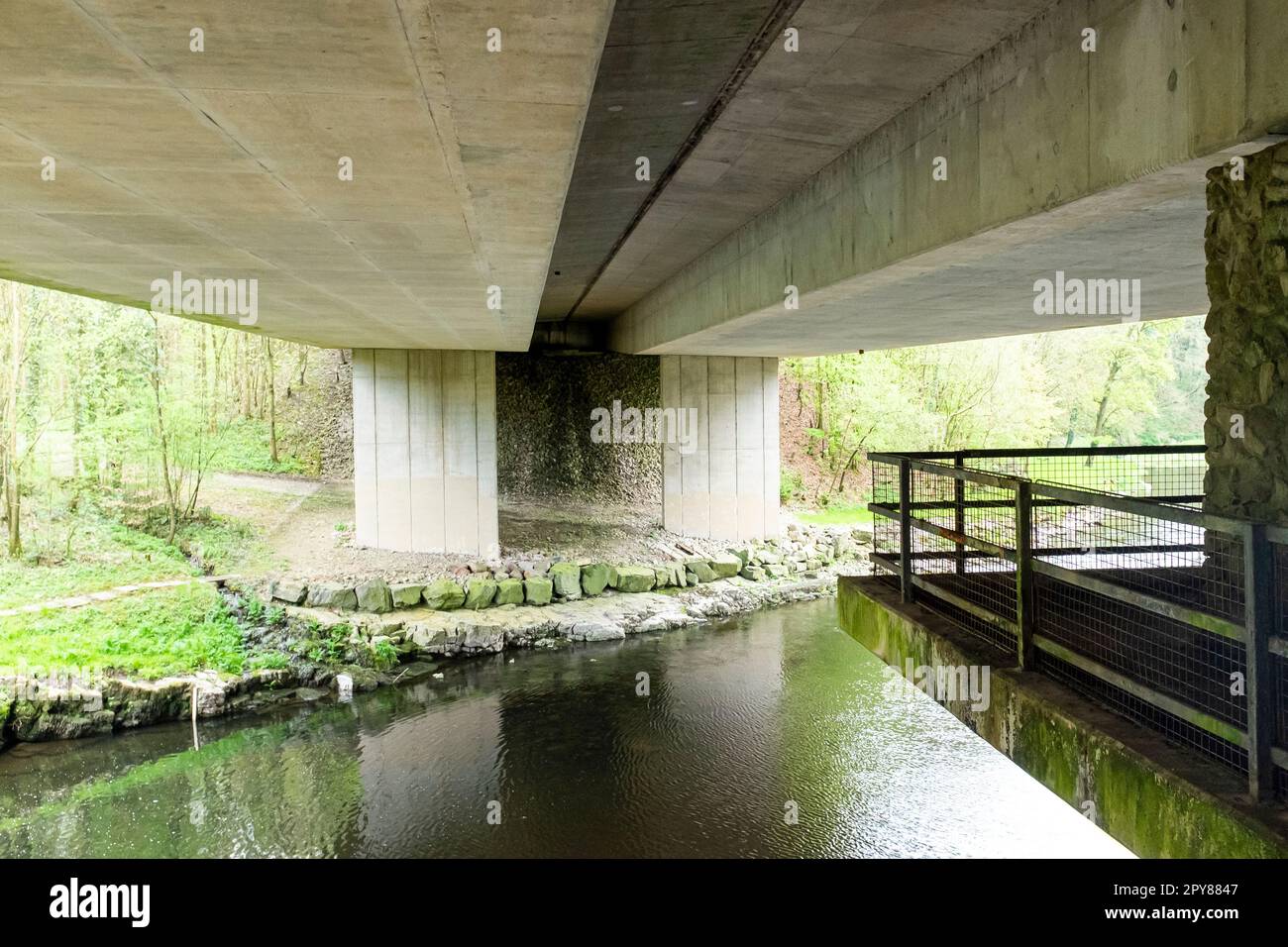 Unter der Betonbrücke der A590 in Cumbria, Großbritannien Stockfoto