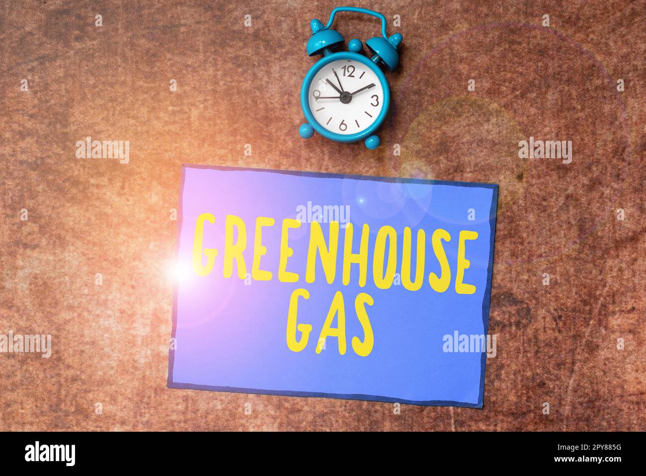 Konzeptionelle Darstellung Treibhausgas. Das Wort für Kohlendioxid trägt zum Treibhauseffekt bei, indem es Infrarotstrahlung absorbiert Stockfoto