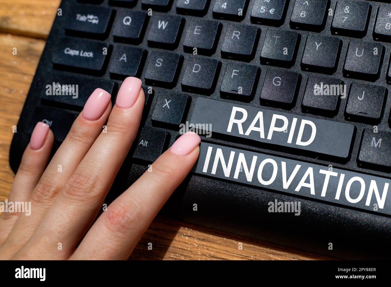 Handgeschriebenes Schild Rapid Innovation. Internetkonzept, das charakteristisch für eine Website ist, die Suchmaschinenalgorithmen verwendet Stockfoto