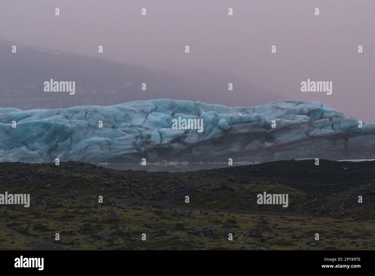 Foto des alten Gletschers über der Seenlandschaft Stockfoto