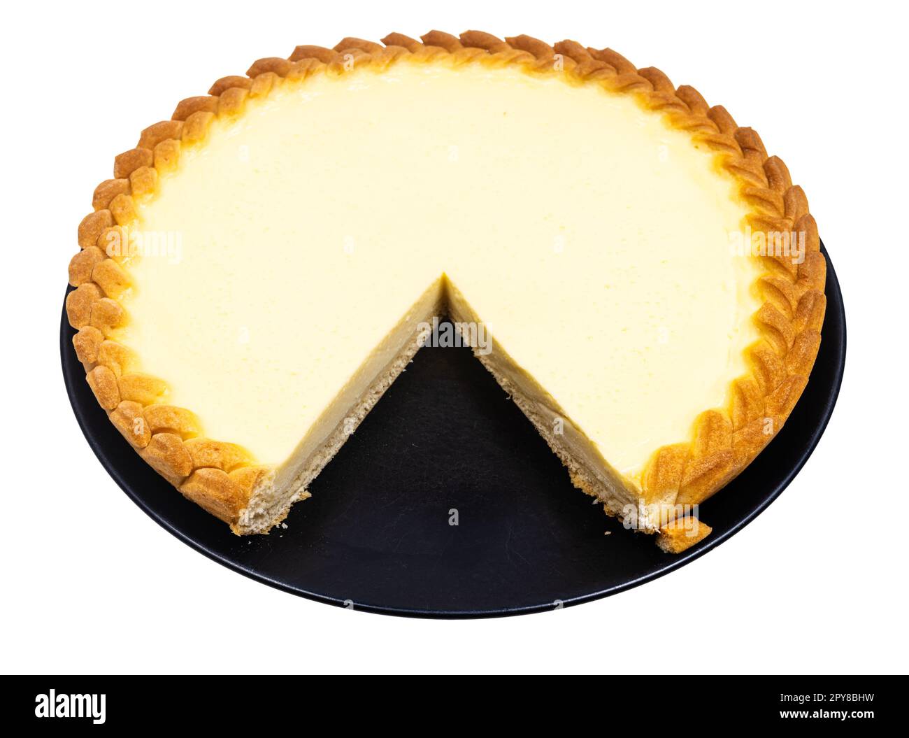Schneiden Sie den Käsekuchen (Sauerrahmkuchen) auf einen isolierten Teller Stockfoto