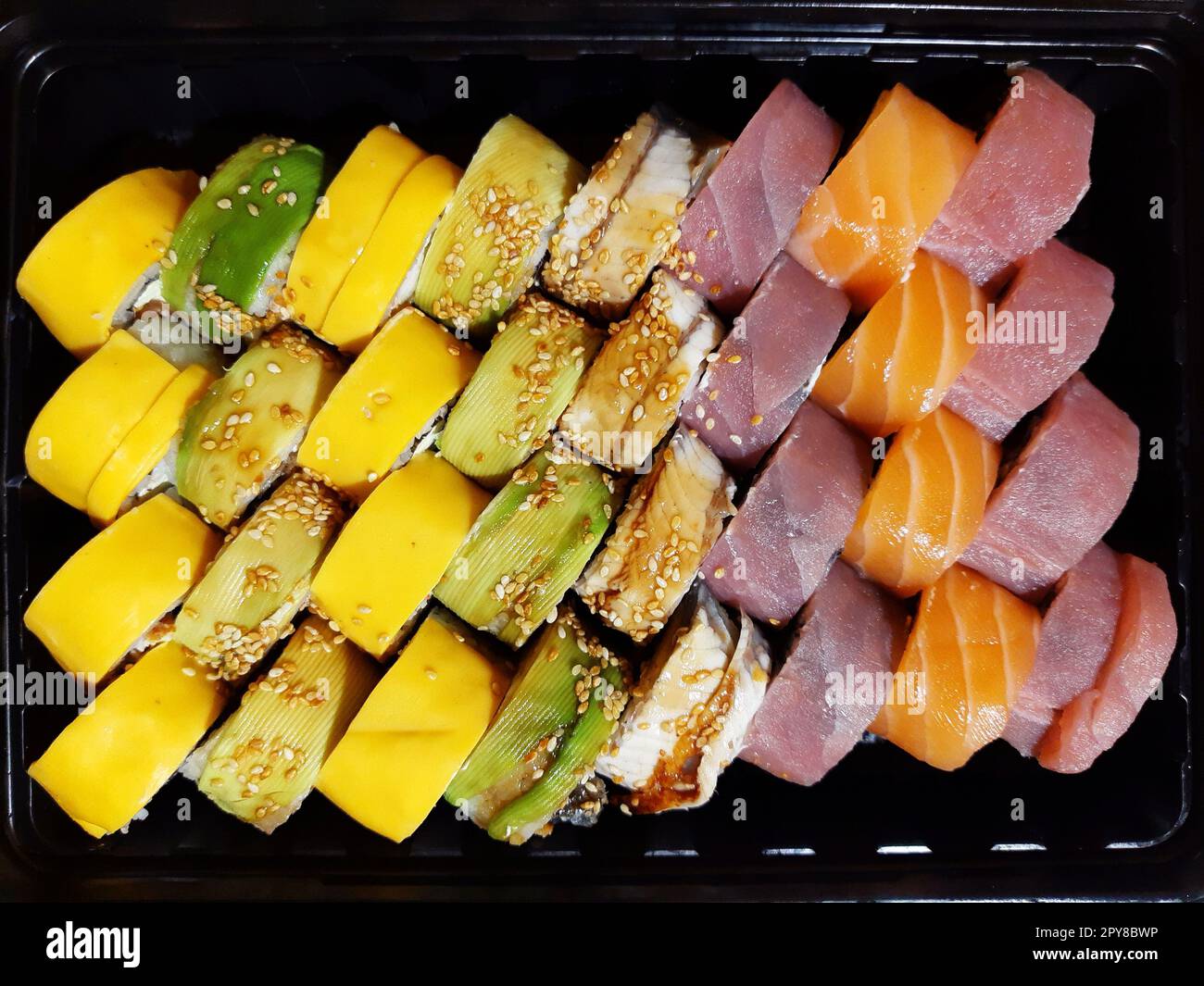 Sushi in einer schwarzen Lebensmittelbox Stockfoto