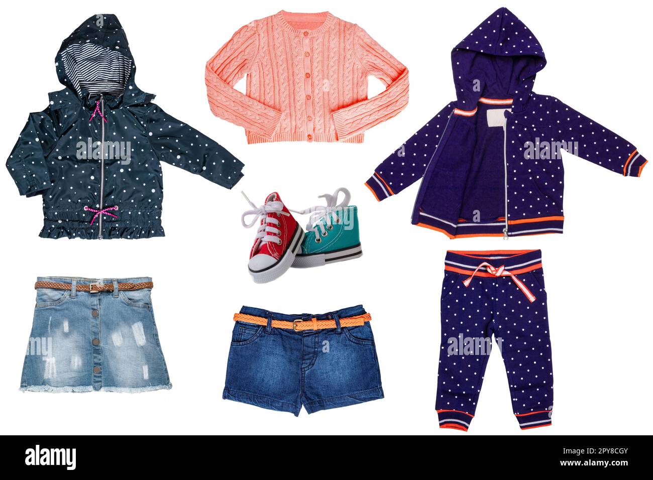 Collage-Set mit Mädchen Frühlingssommerkleidung isoliert. Bekleidungskollektion für Damen. Baby-Mode-Outfit für Kinder. Farbenfrohe, stylische Jeans Röcke, Pullover, Jacken, Hosen, Schuhe. Stockfoto