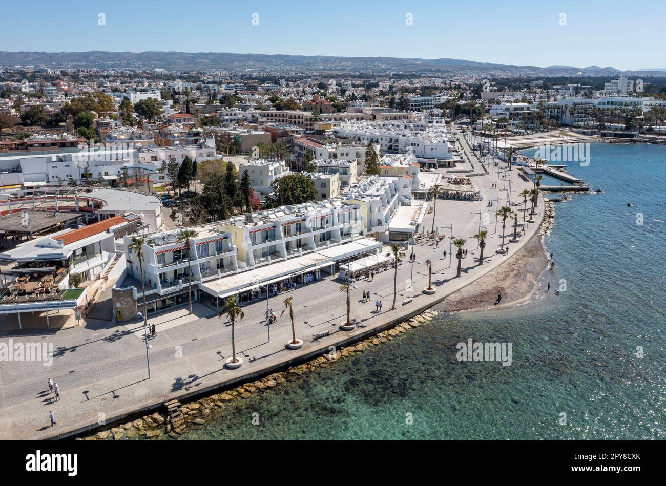 Blick aus der Vogelperspektive auf die Paphos-Promenade und das Touristenviertel, Paphos, Republik Zypern Stockfoto