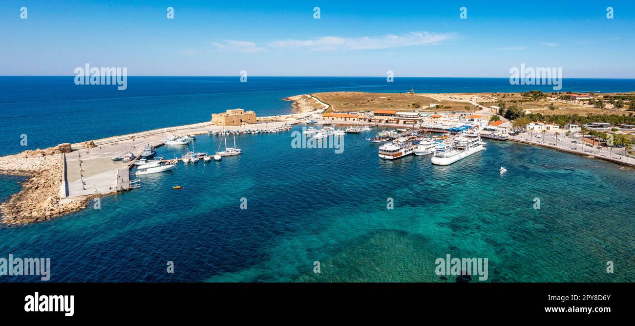 Blick auf Schloss Paphos und Hafengebiet, Paphos Republik Zypern Stockfoto