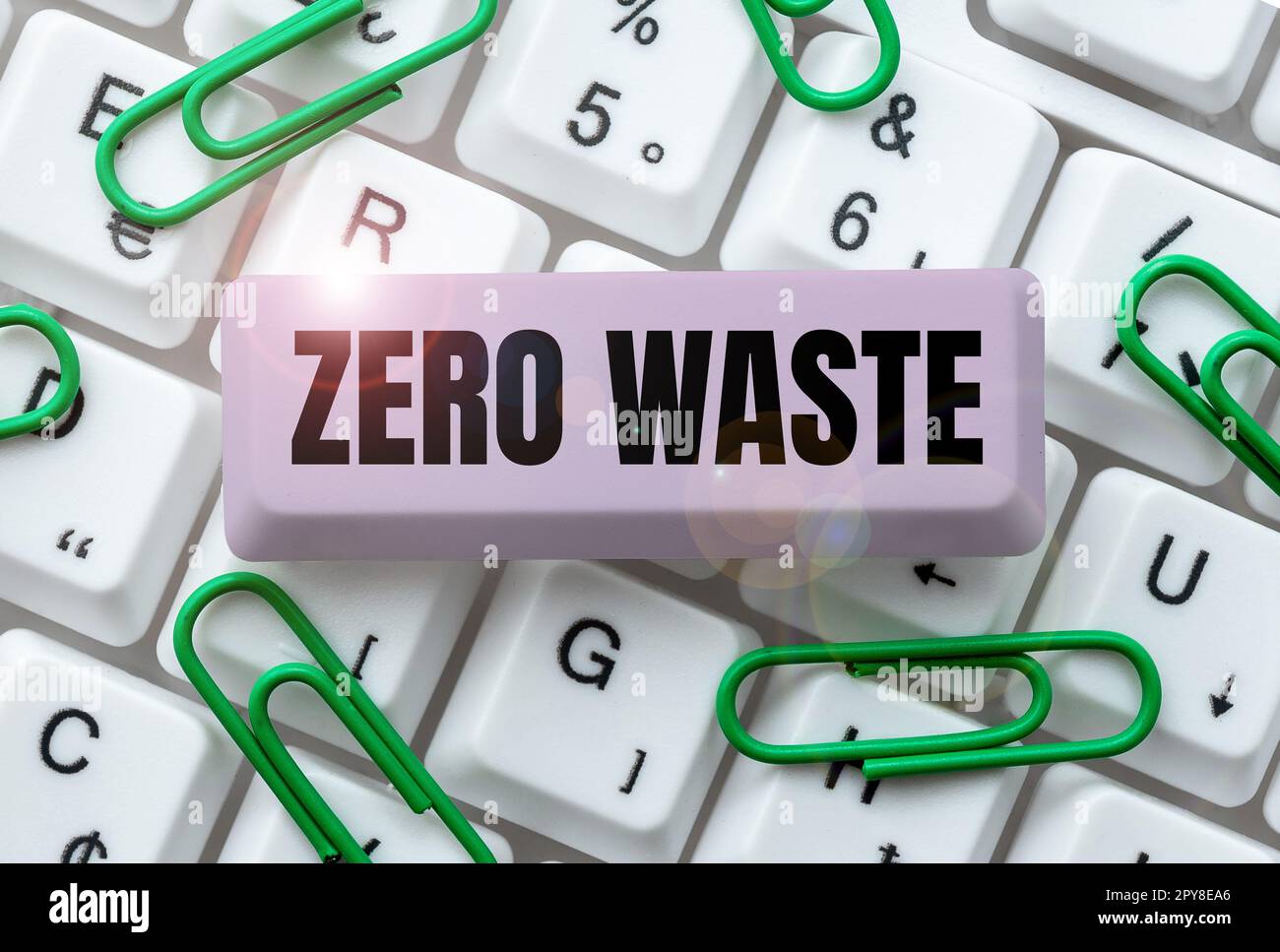 Inspiration mit dem Schild „Null Abfall“. Geschäftskonzept industrielle Verantwortung umfasst Kompostierung, Recycling und Wiederverwendung Stockfoto