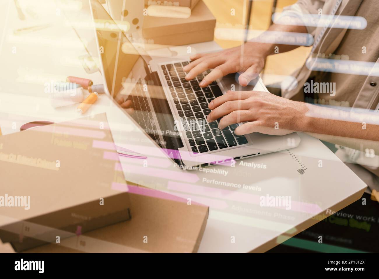 Seamstress arbeitet an neuen Kleidungsstücken, die vom Internet-Kunden bestellt werden Stockfoto