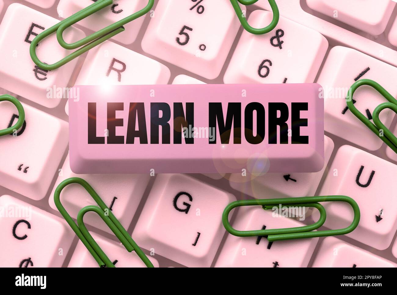 Handgeschriebenes Schild Weitere Informationen. Konzeptfoto vertieft das Wissen über das, was Sie tun möchten, oder neue Fertigkeiten Stockfoto