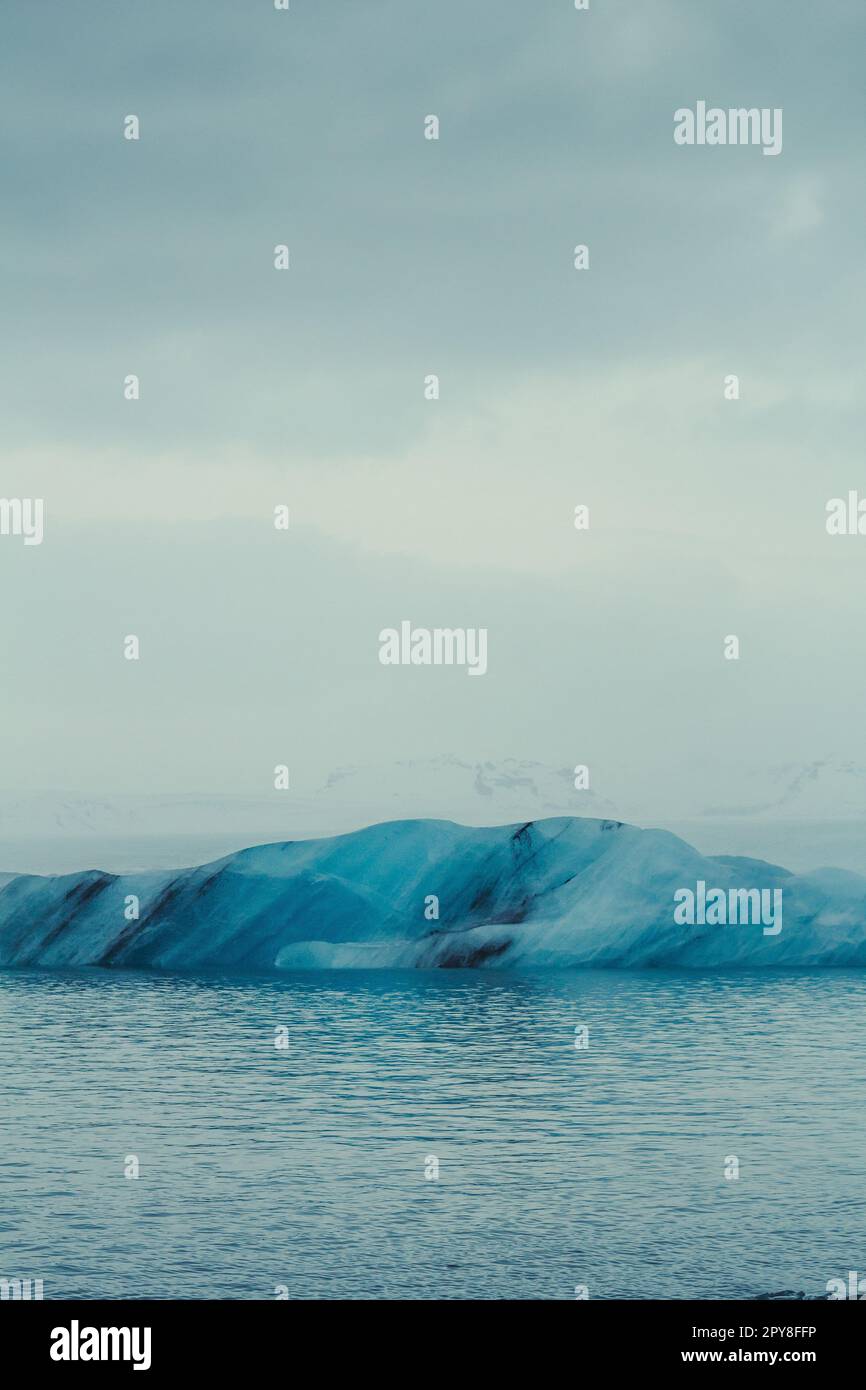 Gemusterter Eisberg in einer Wasserlandschaft Stockfoto