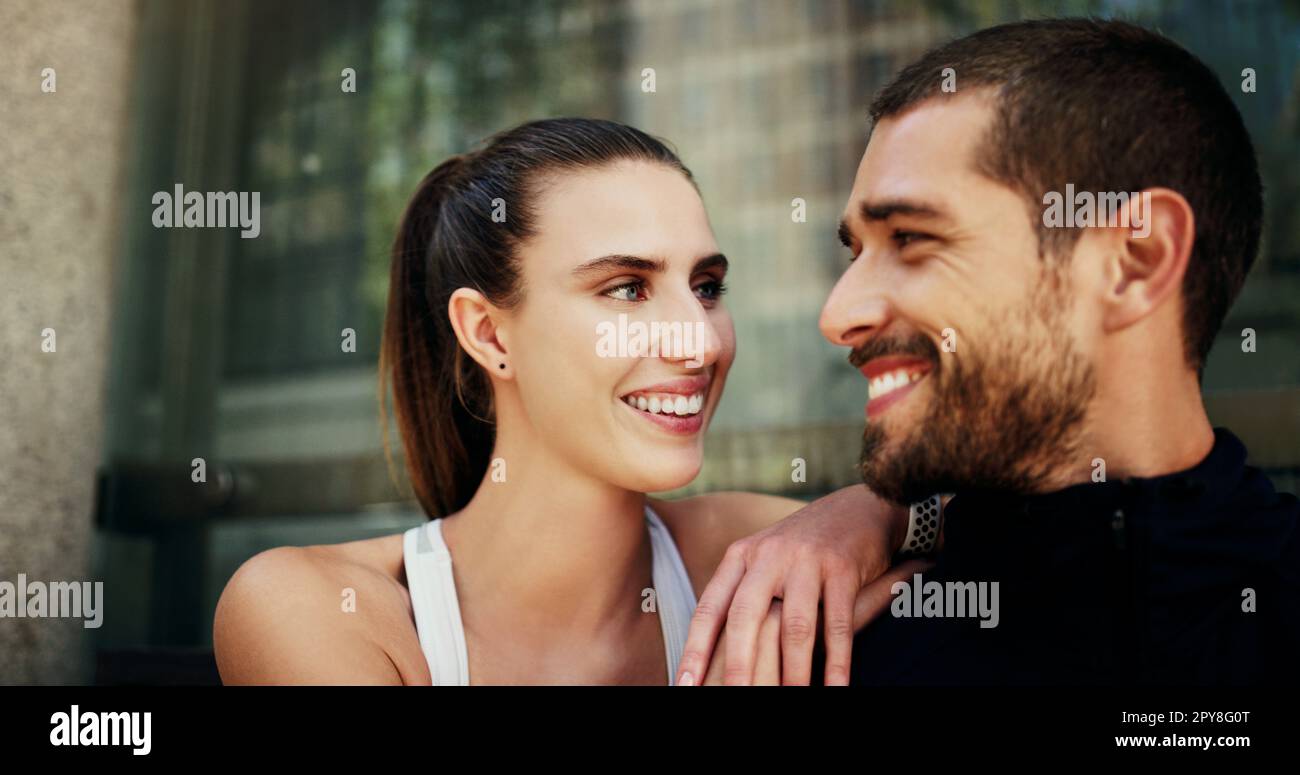 Workout-Partner machen den Unterschied. Ein junges Paar, das zusammen in der Stadt trainiert. Stockfoto