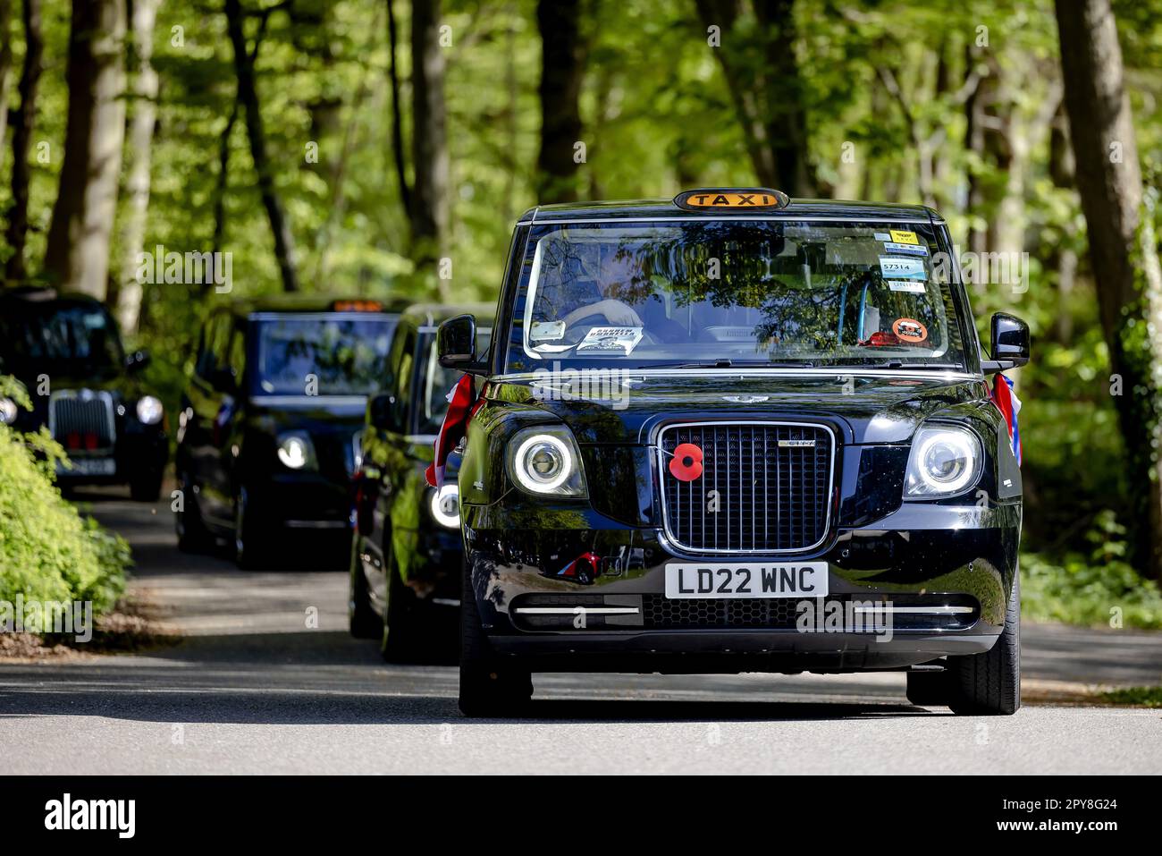 WAGENINGEN - Britische Veteranen aus dem Zweiten Weltkrieg kommen in Wageningen in englischen Taxis an, wo sie am 4. Und 5. Mai an der Gedenkfeier und der Entführung teilnehmen werden. ANP ROBIN VAN LONKHUIJSEN niederlande raus - belgien raus Stockfoto