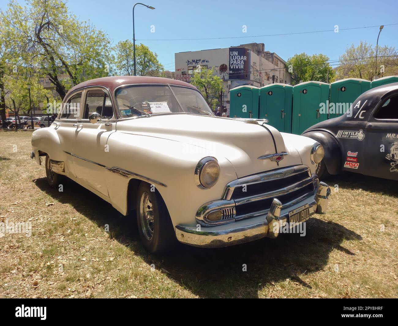 Old 1951 Chevrolet Chevy Deluxe 4-Türer Limousine in einem Park. Sonniger Tag. Natur, Gras, Bäume. Autoclasica 2022 Oldtimer-Show. Stockfoto