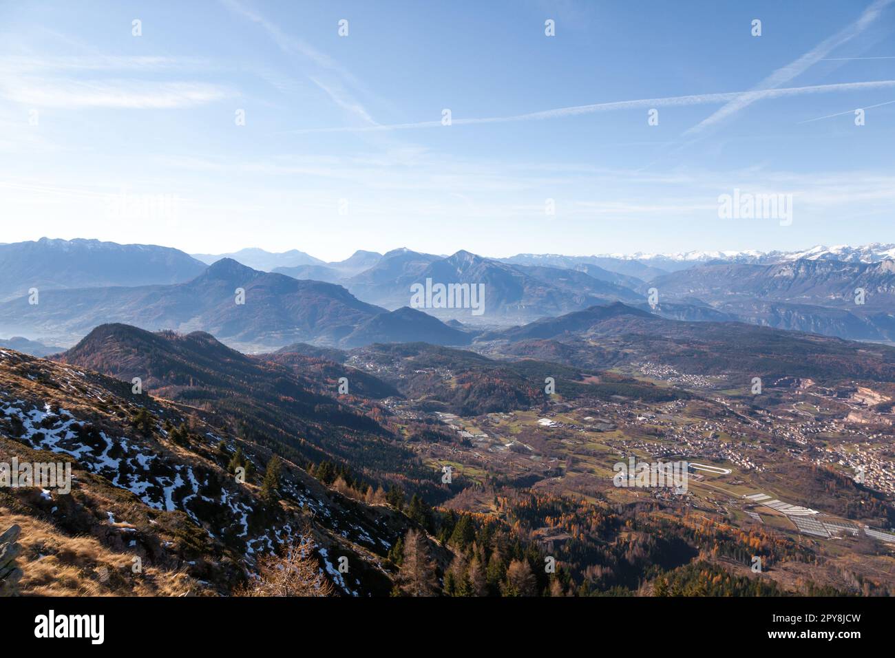 Landschaft vom Gipfel des Costalta-Berges. Panorama der italienischen Alpen Stockfoto