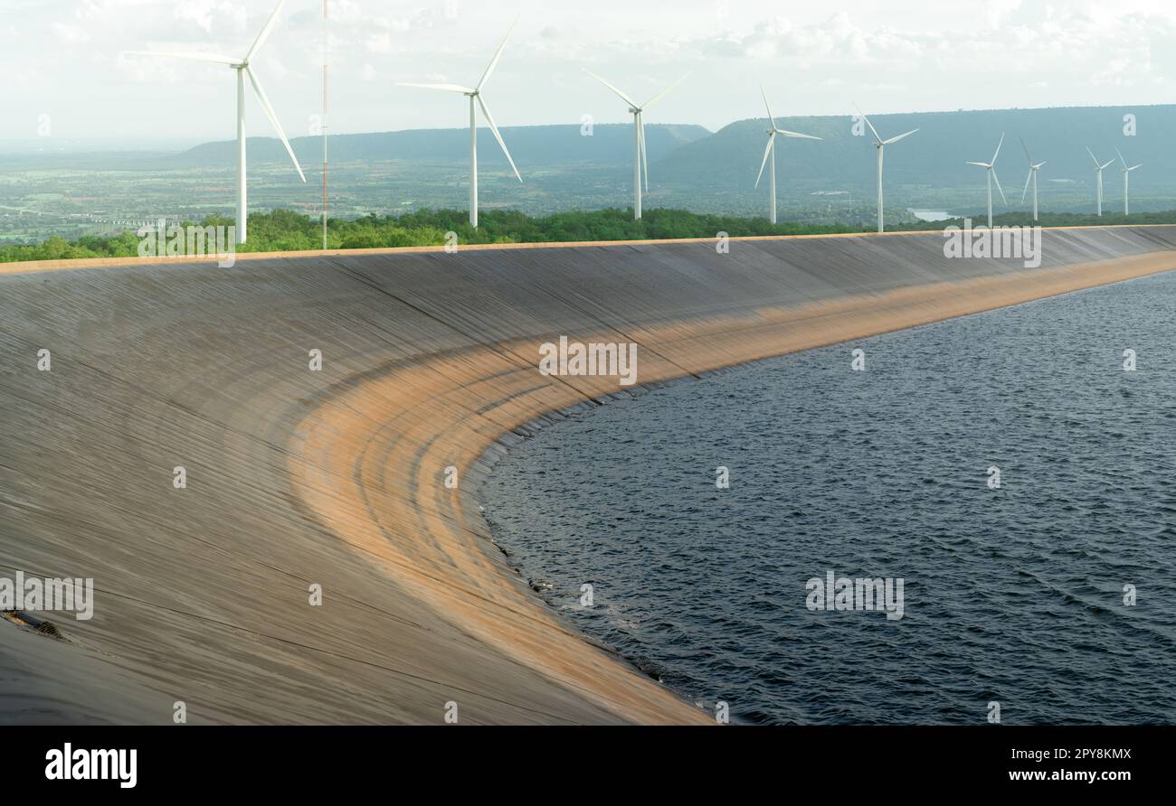 Mit HDPE-Kunststoff ausgekleidete Wasserreservoirs und Landschaft des Windparks für Kraftwerke. Technisches Material aus Polyethylen hoher Dichte. Windkraft. Nachhaltige, erneuerbare Energien. Windmühlen-Farm. Stockfoto