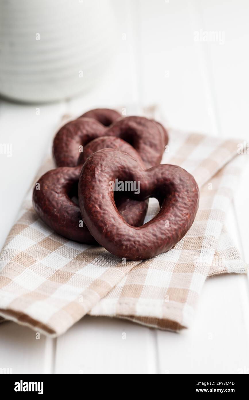 Süße Schokoladenherzen auf karierter Serviette. Stockfoto