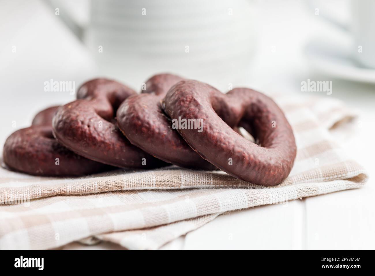 Süße Schokoladenherzen auf karierter Serviette. Stockfoto
