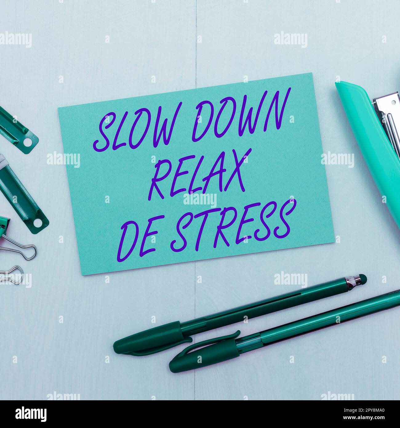 Text mit Inspiration Slow Down Relax De Stress. Wort für "Pause machen" Stresspegel reduzieren Ruhe bewahren Stockfoto