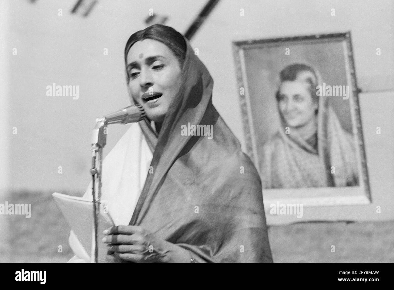 Indische alte, 1980er Jahre alte Schwarz-Weiß-bollywood-Kino hindi-Filmschauspielerin, Indien, Nutan, indische Schauspielerin, Indien Stockfoto