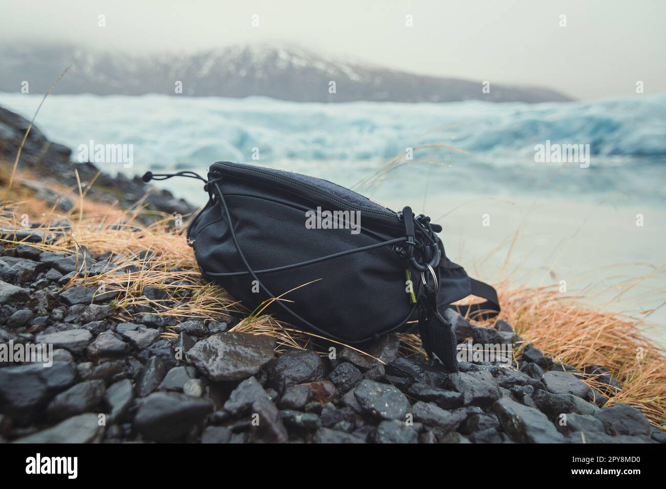 Nahaufnahme Kameratasche auf Steinen Konzeptfoto Stockfoto