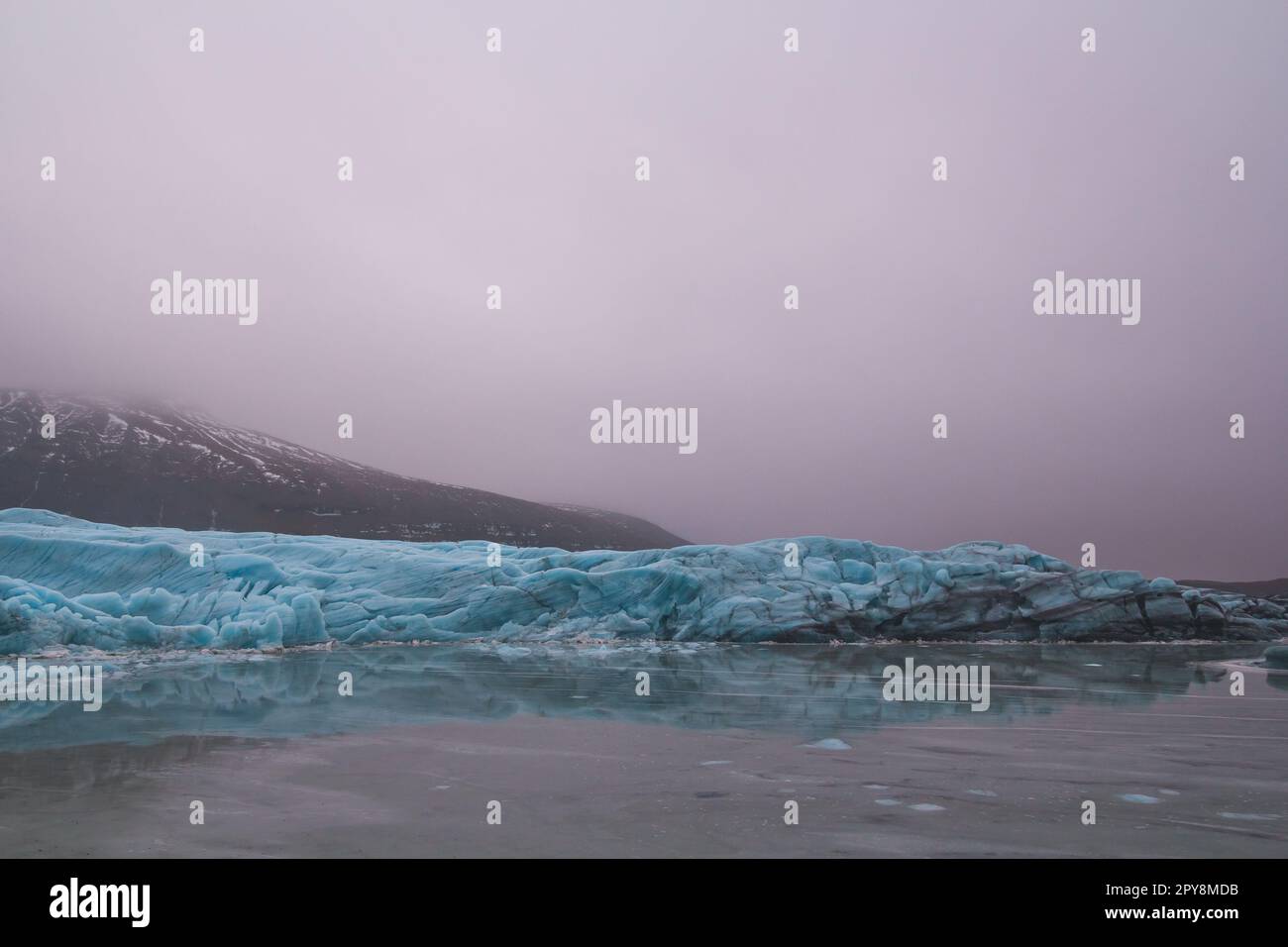 Großer Eisberg an der Meeresküste, Landschaftsfoto Stockfoto