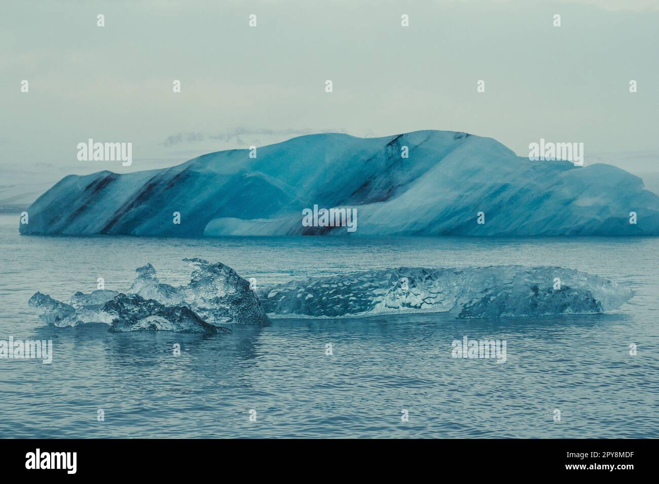 Riesige Eisberge in Meereslandschaft Foto Stockfoto