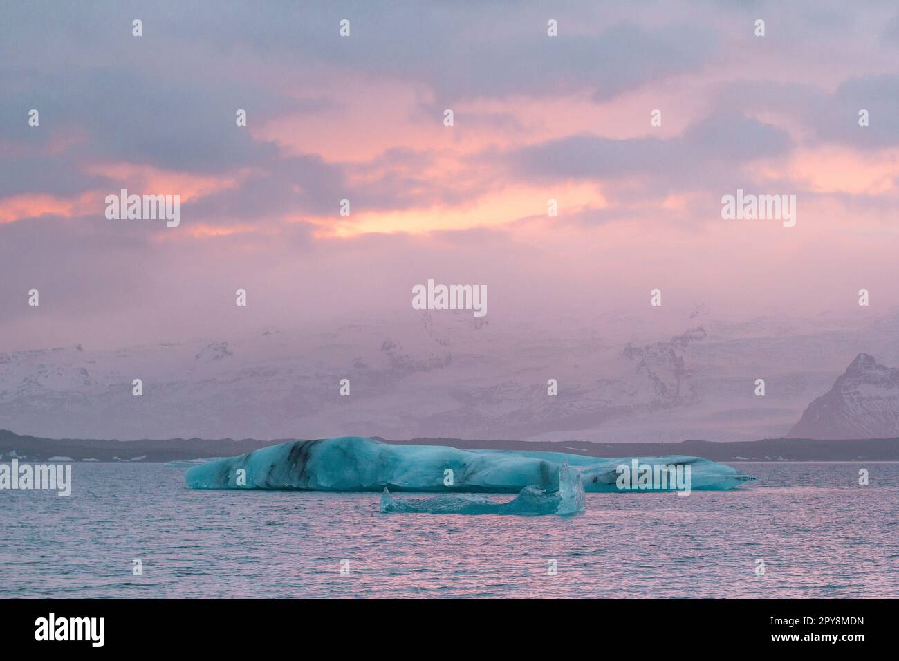 Gletscher treiben in der Nähe von Berglandschaft Foto Stockfoto