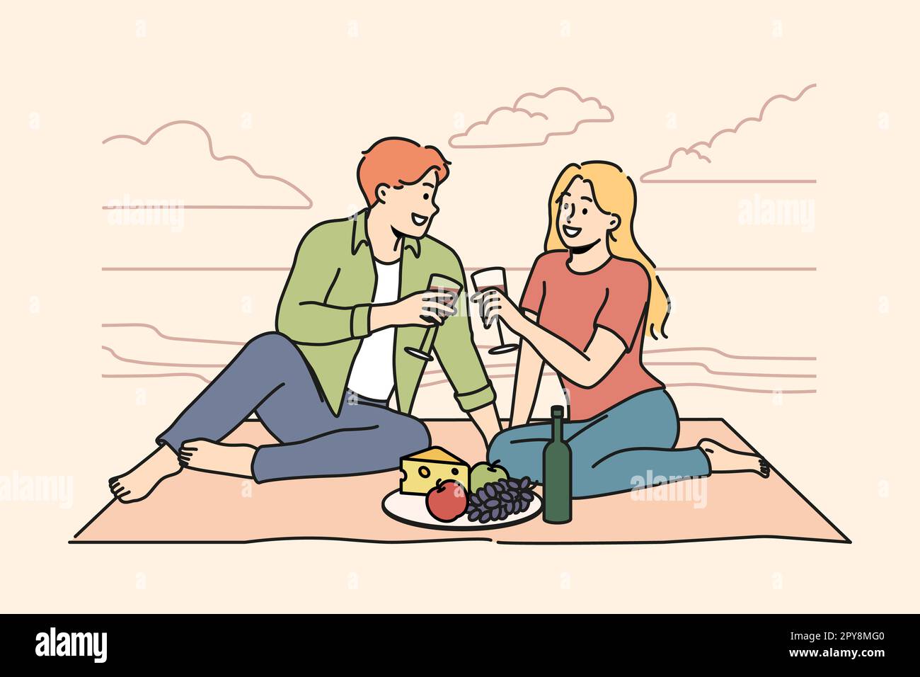 Glückliches Paar, das auf einer Decke am Meer sitzt und ein romantisches Date zusammen genießt. Lächelnder Mann und lächelnde Frau entspannen sich mit Romantik am Strand. Liebe und Relationshi Stockfoto