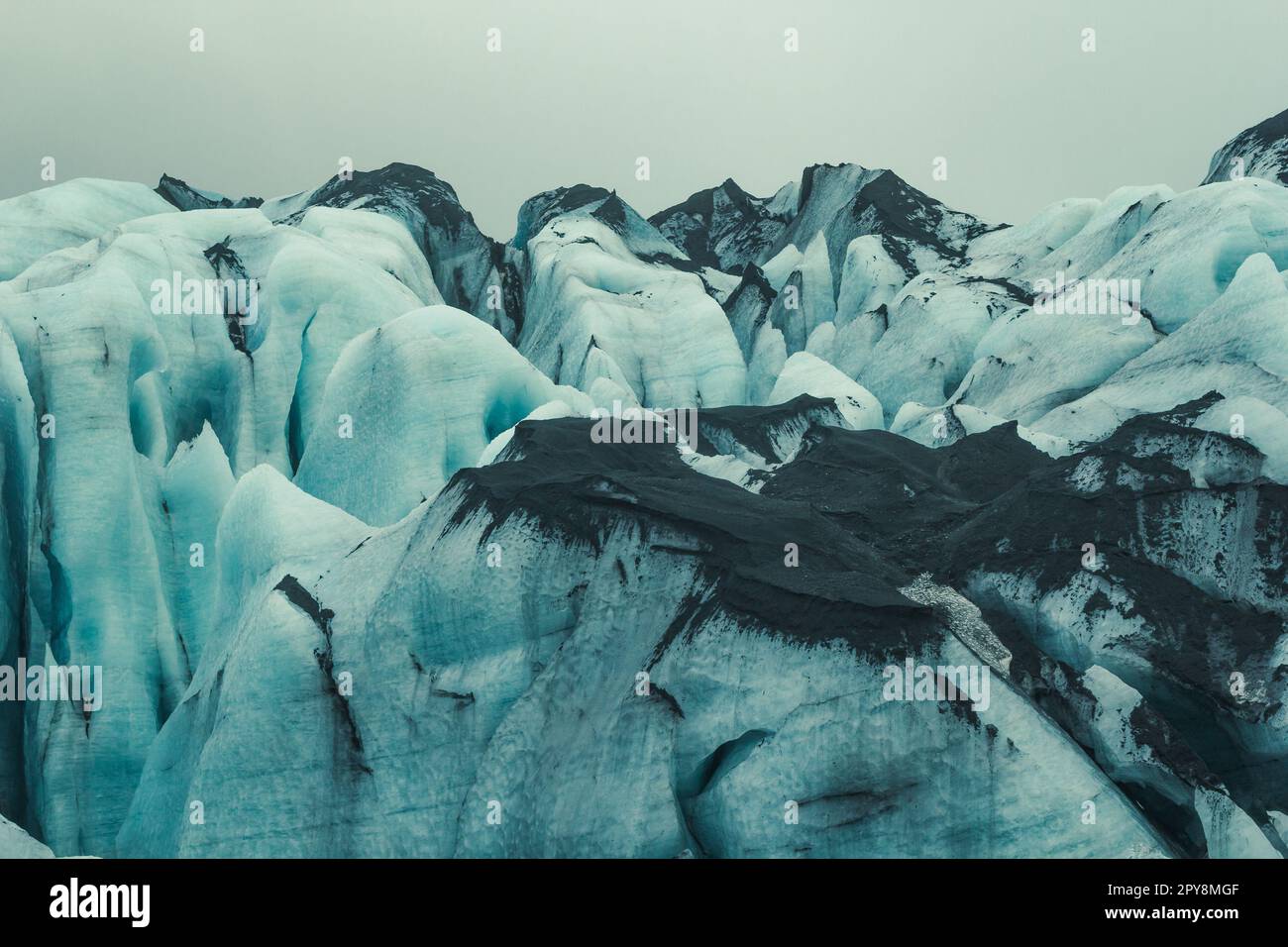 Eisberg mit schwarzem Sandlandschaftsfoto Stockfoto