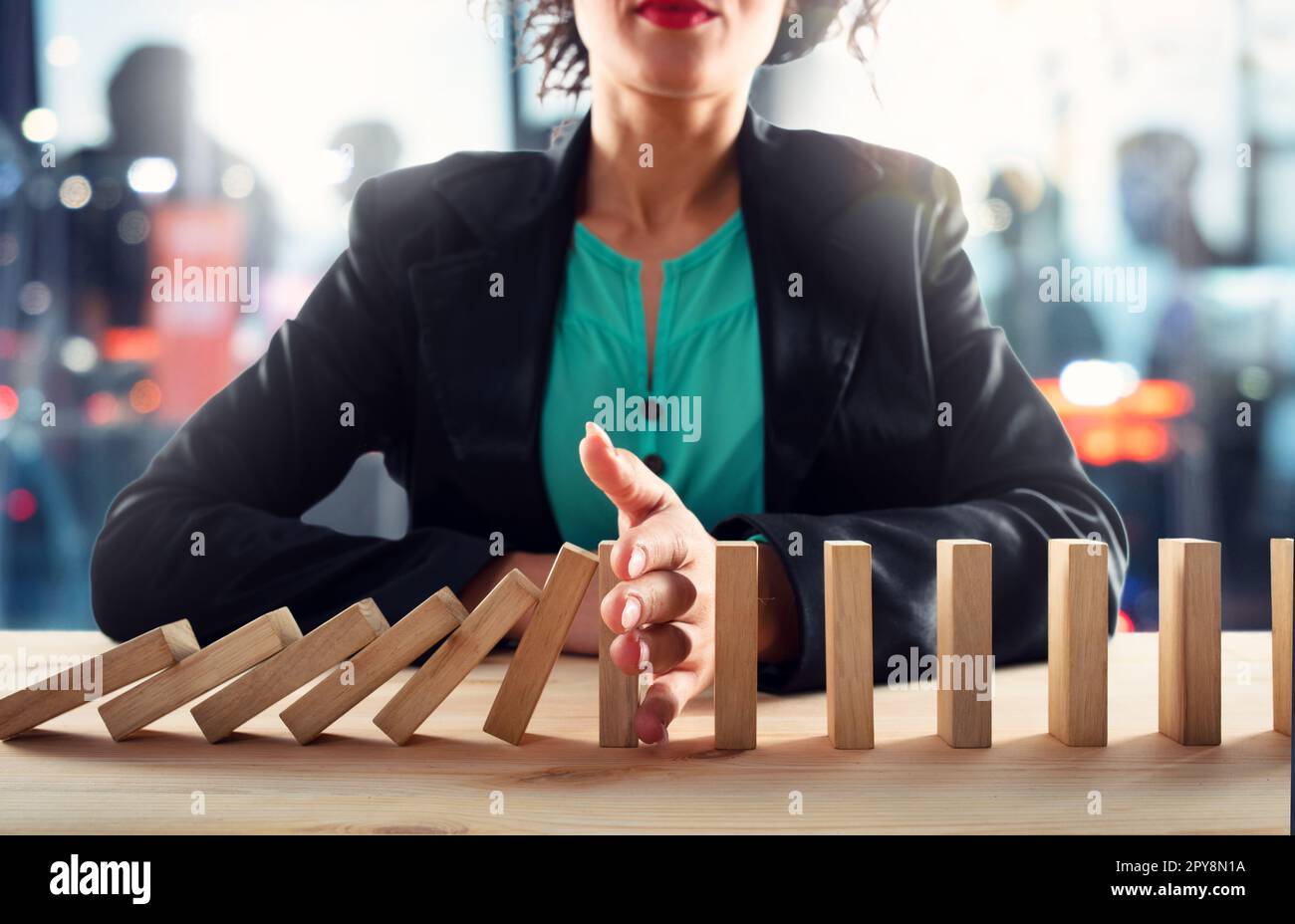 Geschäftsfrau hält eine Kette fallen wie Domino Spiel. Konzept zur Vermeidung der Krise und Ausfall im Geschäft. Stockfoto