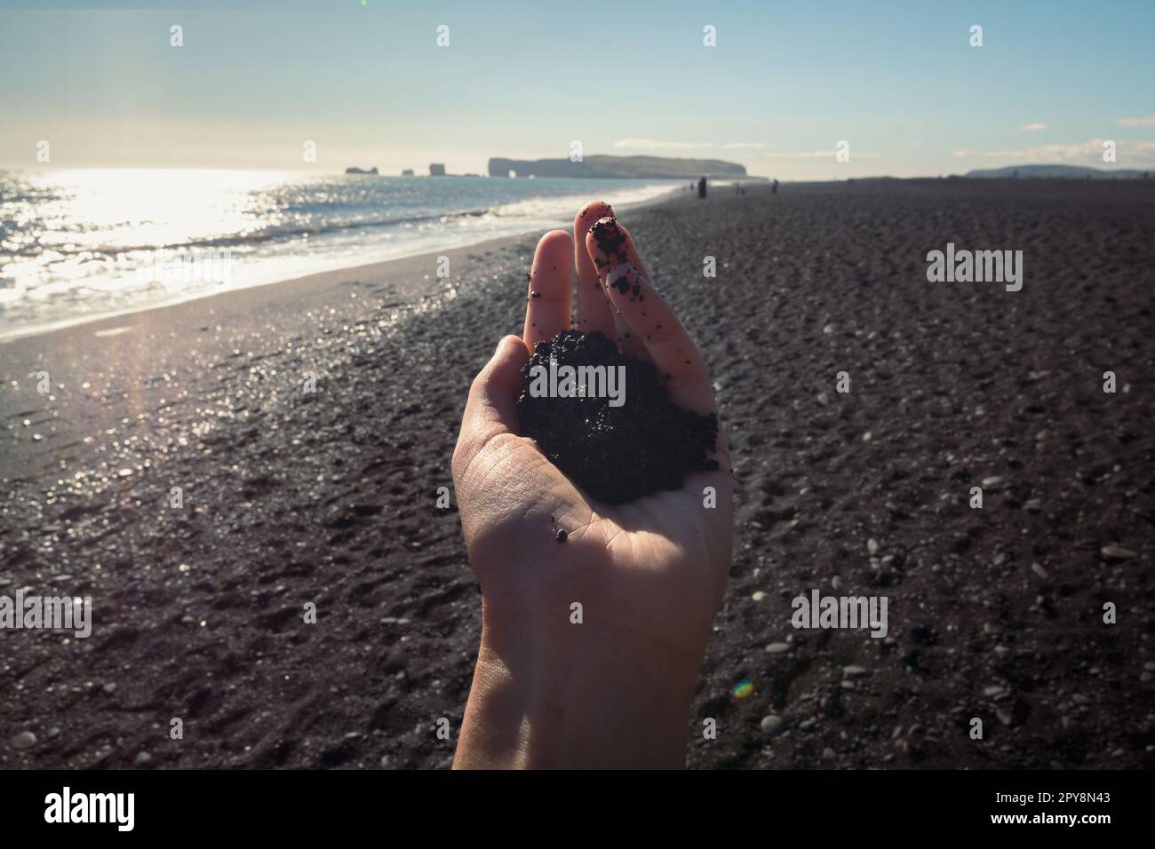 Nahaufnahme der weiblichen Hand mit Sandbild Stockfoto