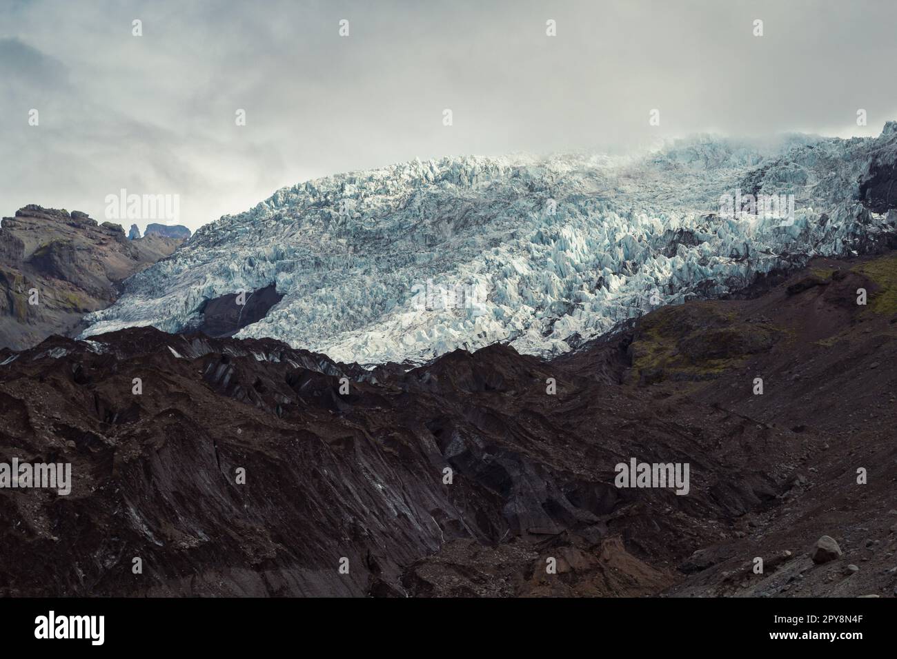 Starke Schneekappe auf Foto der Berglandschaft Stockfoto