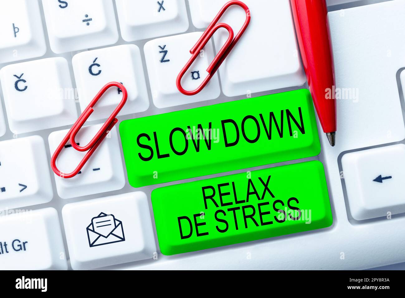 Schild mit der Anzeige Slow Down Relax De Stress. Wort für "Pause machen" Stresspegel reduzieren Ruhe bewahren Stockfoto