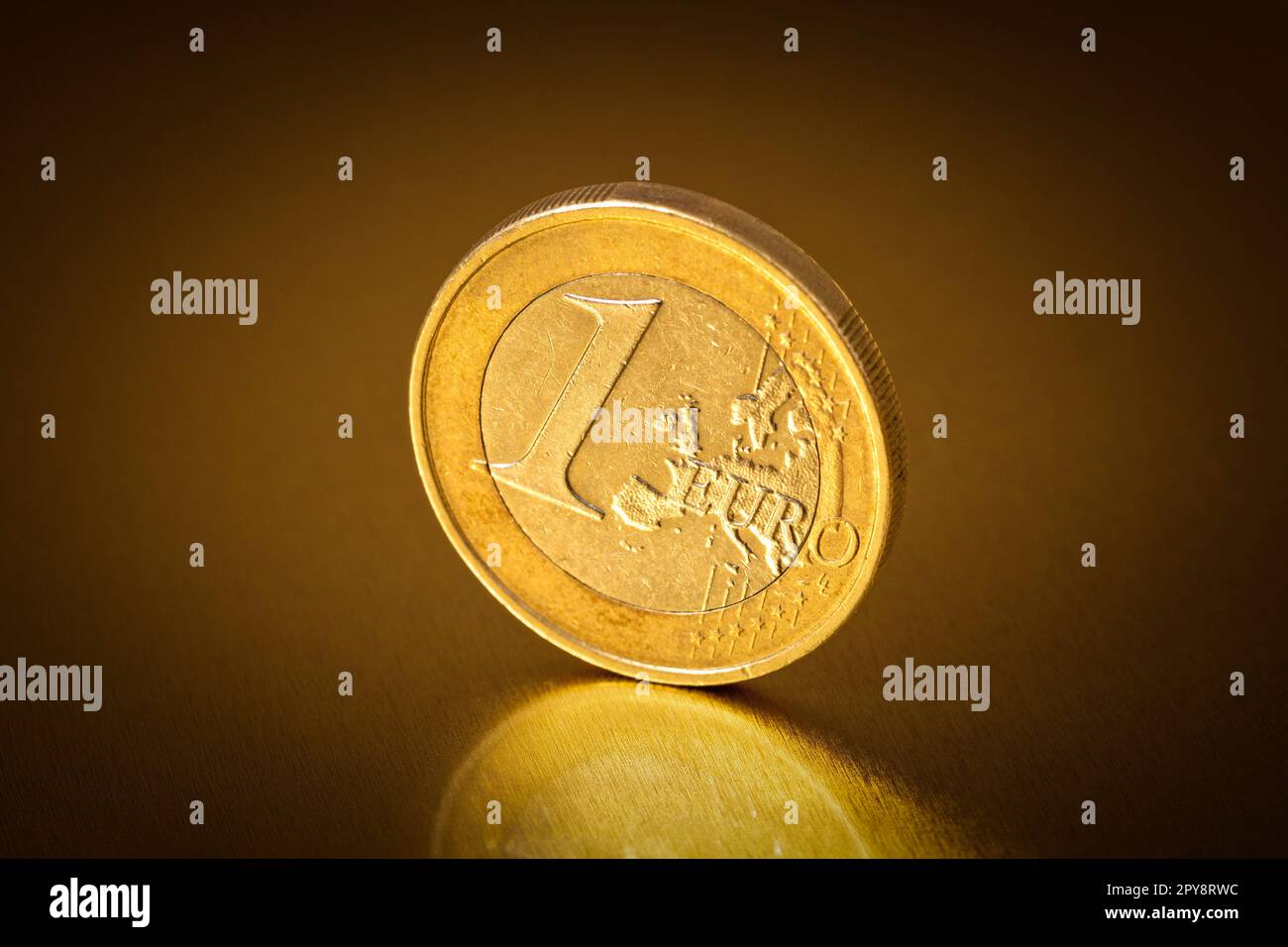 Nahaufnahme einer Euro-Münze auf metallischem Hintergrund Stockfoto