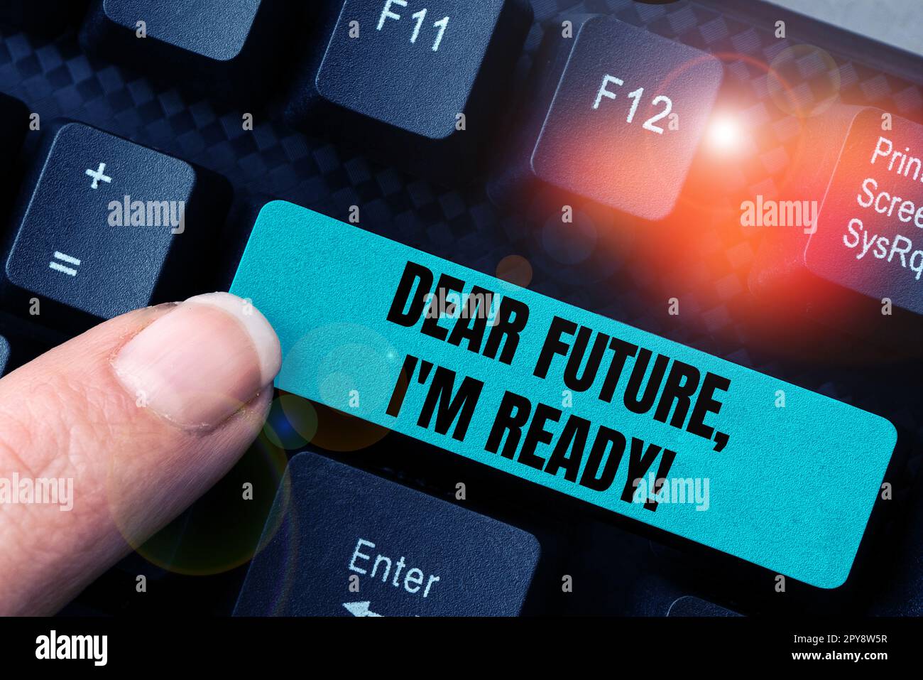 Das Schild zeigt "Liebe Zukunft, ich bin bereit". Geschäftskonzept, das zuversichtlich ist, voranzukommen oder sich der Zukunft zu stellen Stockfoto