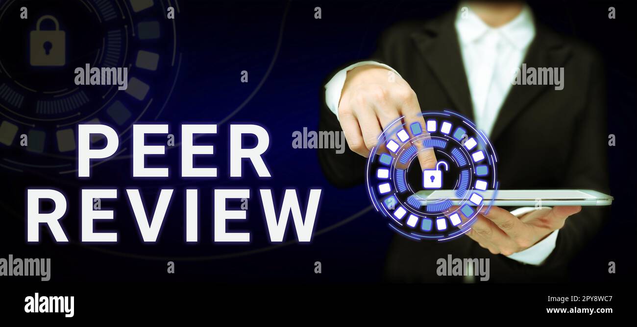 Handschriftliches Schild „Peer Review“. Ein Wort für friedlich glücklich sein mit Dingen, die du getan und erreicht hast Stockfoto