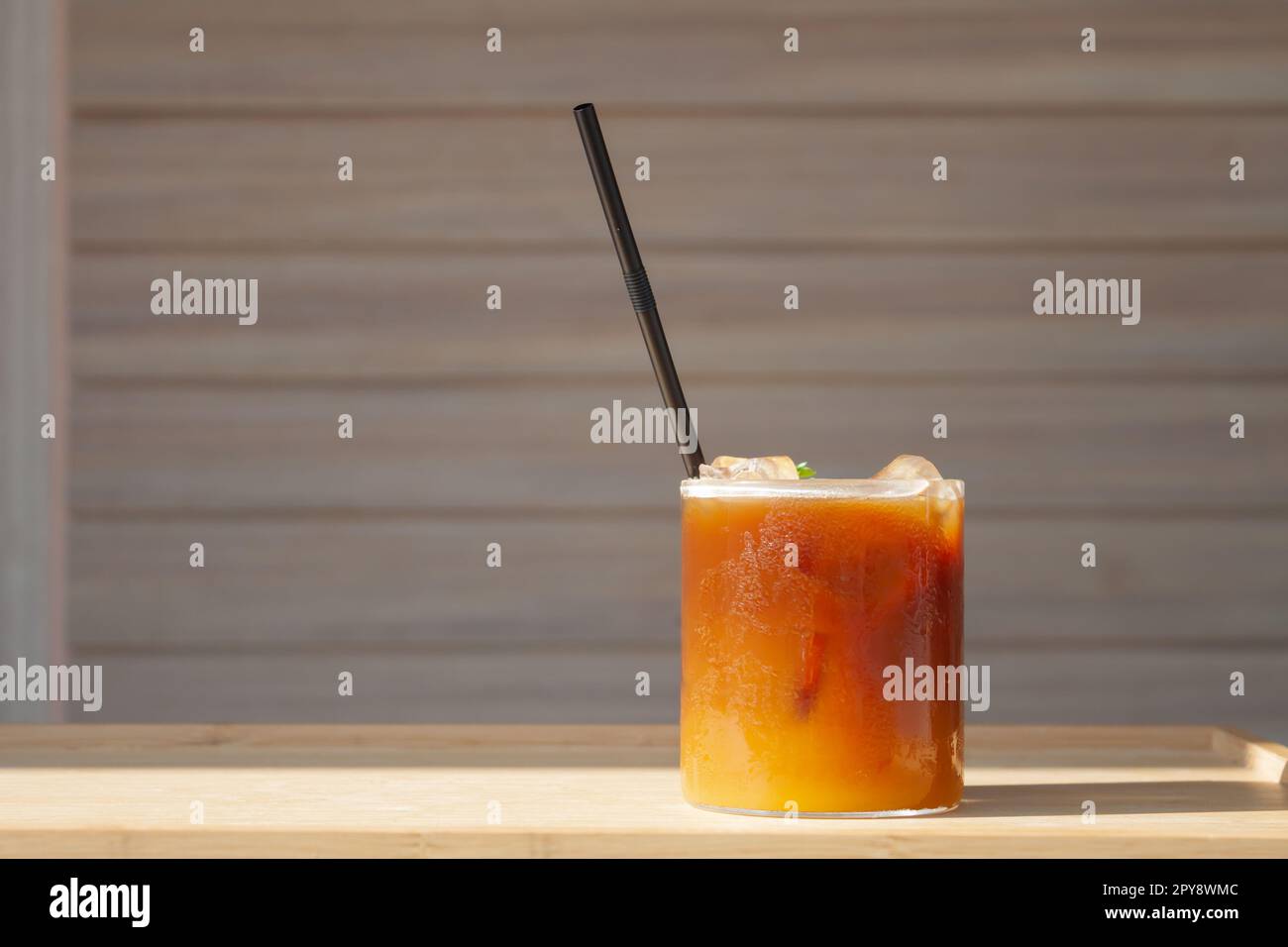 Eiskaffee mit Orange im Café Stockfoto