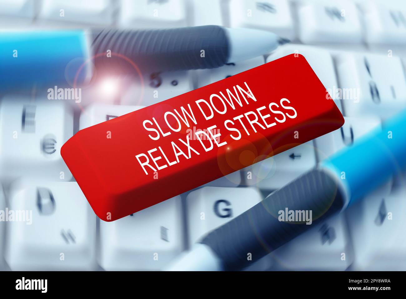 Schild mit der Anzeige Slow Down Relax De Stress. Konzept bedeutet Pause, Stresspegel reduzieren, Ruhe bewahren Stockfoto